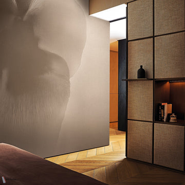 Petal Glow Tapete von LondonArt — Interieur