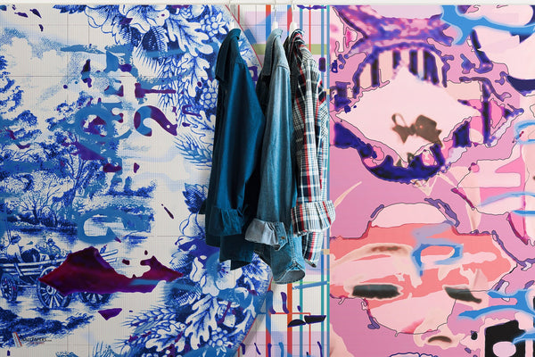 The Pink Delft wallpaper in Blue and White van Daisy James — interieur