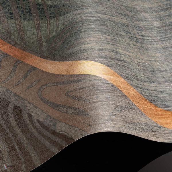Elara behang Premium Silk Gold behang in T11044 van Tuskara