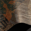 The Requiem behang Premium Silk Silver behang in T11062 van Tuskara
