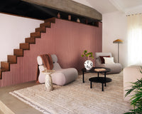 Moderne woonkamer met roze akoestische wandbekleding die bijdraagt aan meer rust en een prettiger geluidsbeeld in huis.