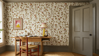 Interieur met Little Greene Great Ormond Street-behang en bijpassende verfkleuren op deur, houtwerk en plafond.
