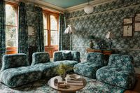 Pattern Drenching interieur met bloemenbehang en bijpassende patronen in blauwgroene tinten