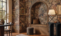Warm interieur met Nyxwood Cosmos behang van House of Hackney, een gestoffeerde zitnis, houten vloer en klassieke verlichting.