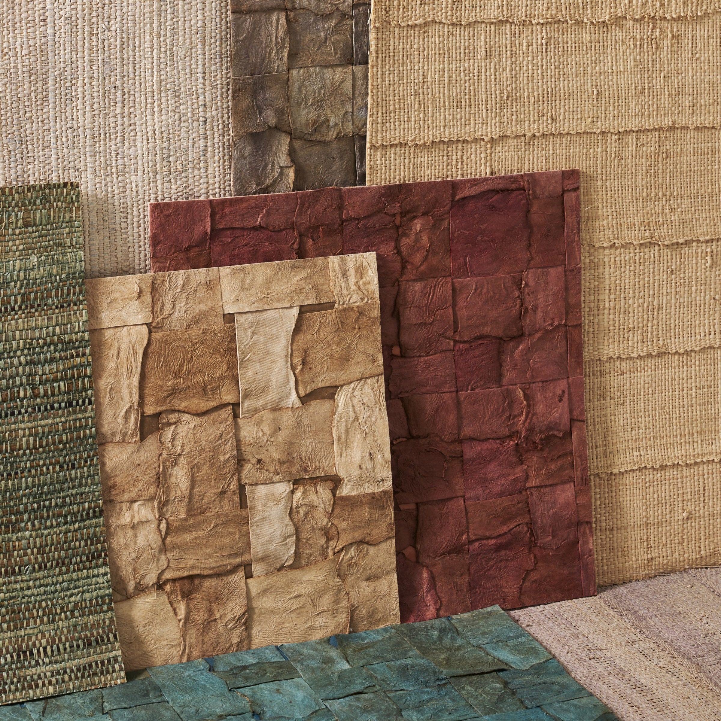 Unieke behangmaterialen en texturen, van sisal tot kurk.