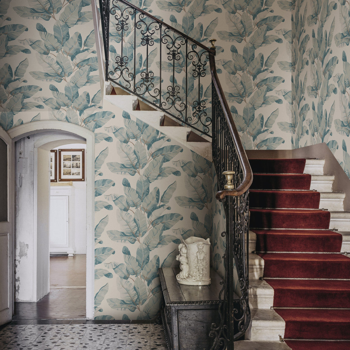 Palm Garden wallpaper collection van Sandberg — tropische elegantie with speelse dierenmotieven