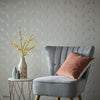 Astoria behang in Ivory van 1838 wallcoverings — interieur