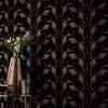 Astoria behang in Jet van 1838 wallcoverings — interieur