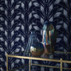 Astoria behang in Midnight van 1838 wallcoverings — interieur