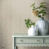 Audley behang in Taupe van 1838 wallcoverings — interieur