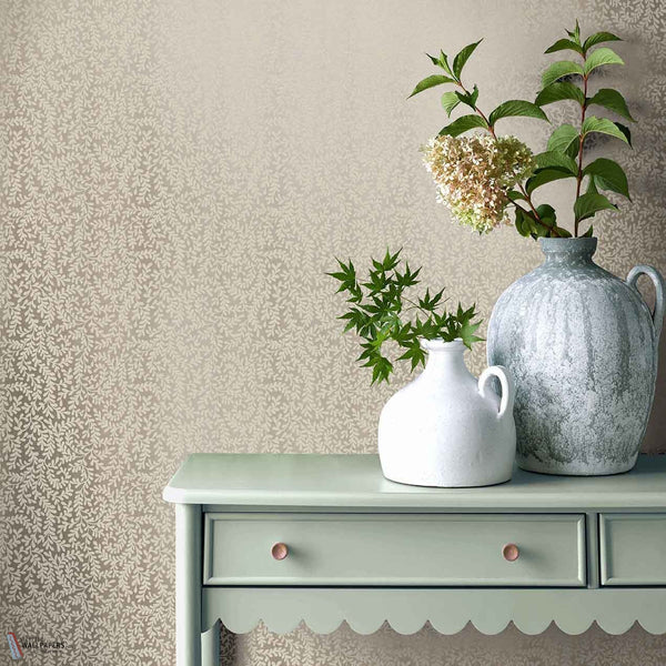 Audley behang in Taupe van 1838 wallcoverings — interieur