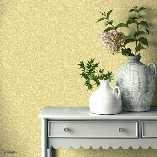 Audley behang in Yellow van 1838 wallcoverings — interieur