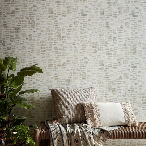 Fusion behang in Pearl van 1838 wallcoverings — interieur