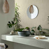 Helmsley behang in Natural van 1838 wallcoverings — interieur