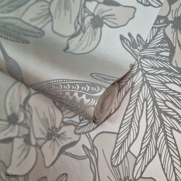 Hummingbird behang in Mist van 1838 wallcoverings — rol