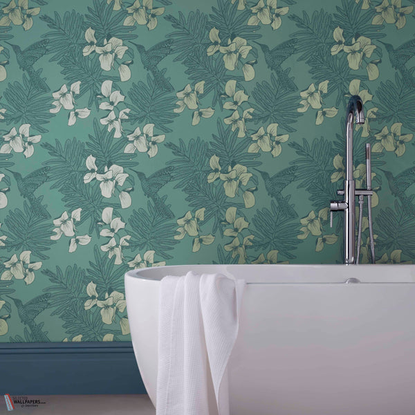 Hummingbird behang in Seafoam van 1838 wallcoverings — interieur