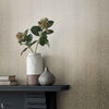 Kew behang in Taupe van 1838 wallcoverings — interieur