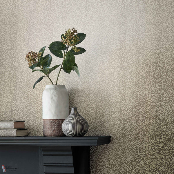 Kew behang in Taupe van 1838 wallcoverings — interieur
