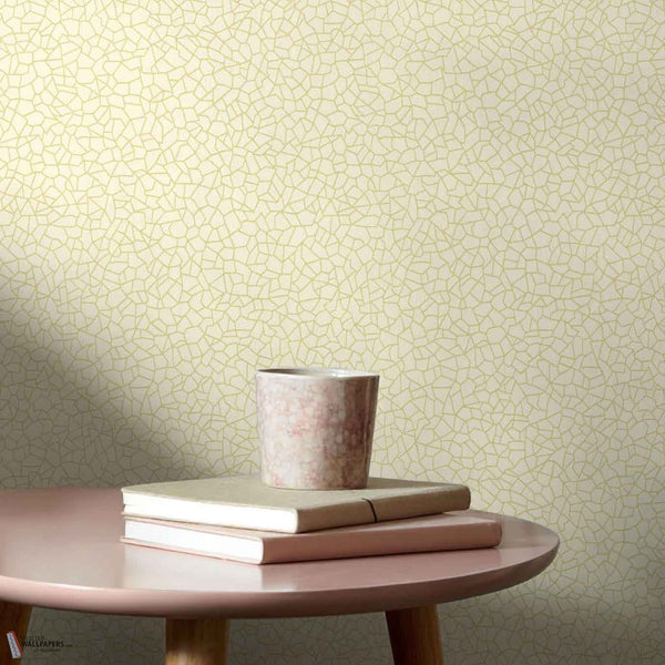 Kew behang in Yellow van 1838 wallcoverings — interieur