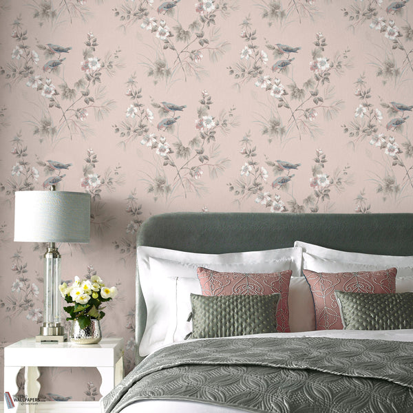 Rosemore behang in Pink van 1838 wallcoverings — interieur
