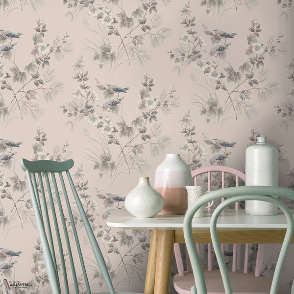 Rosemore behang in Pink van 1838 wallcoverings — interieur