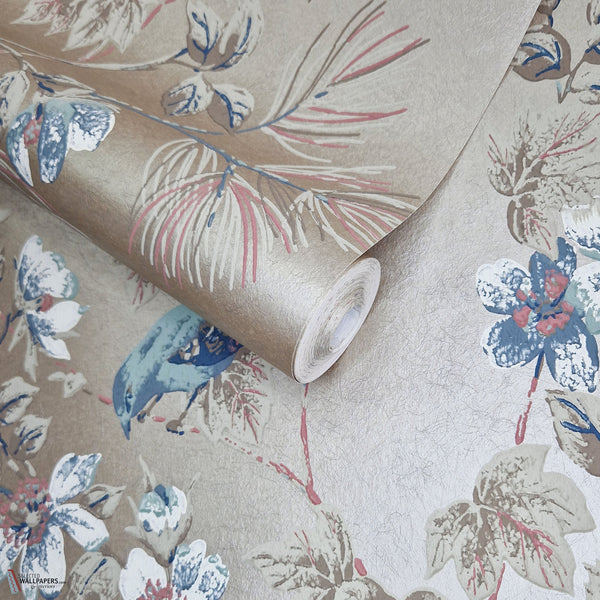 Rosemore behang in Taupe van 1838 wallcoverings — rol