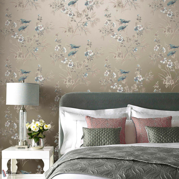 Rosemore behang in Taupe van 1838 wallcoverings — interieur