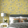Rosemore behang in Yellow van 1838 wallcoverings — interieur