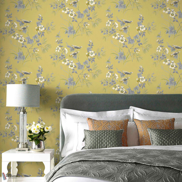 Rosemore behang in Yellow van 1838 wallcoverings — interieur