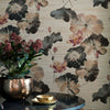 Water Lilies Grasscloth behang in Bracken van 1838 wallcoverings — interieur