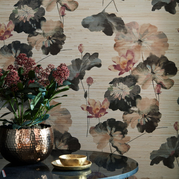 Water Lilies Grasscloth behang in Bracken van 1838 wallcoverings — interieur
