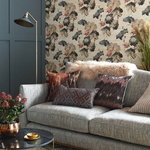 Water Lilies Grasscloth behang in Bracken van 1838 wallcoverings — interieur