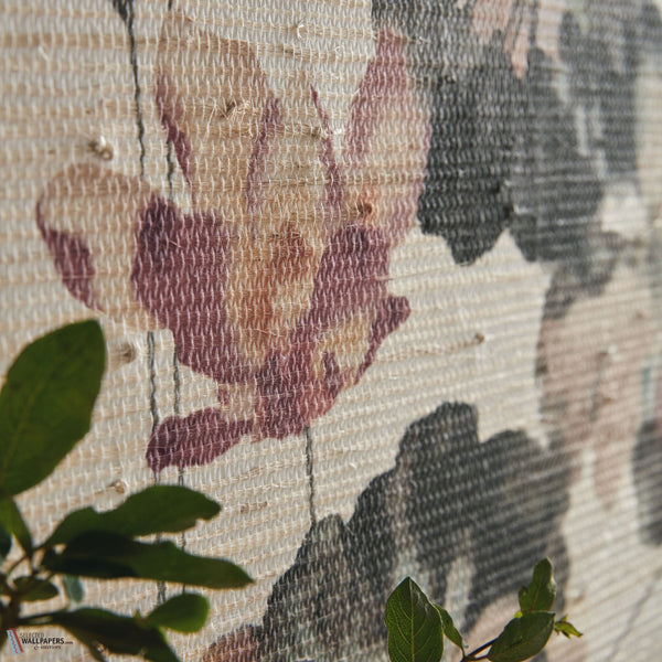 Water Lilies Grasscloth behang in Bracken van 1838 wallcoverings — interieur