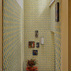 Fresco Trellis behang in Hyacinth on Ochre van Cole & Son