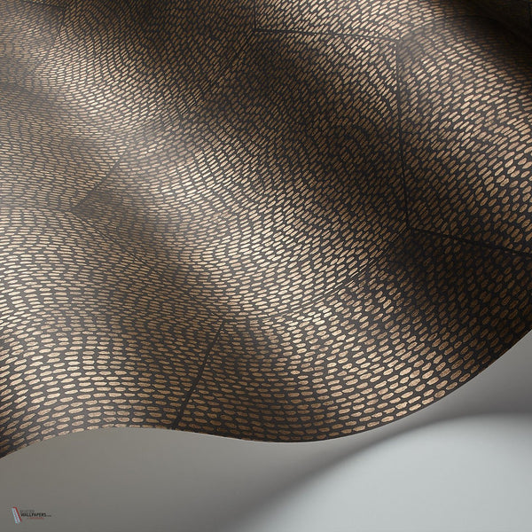 Mineral behang in Metallic Bronze on Soot van Cole & Son