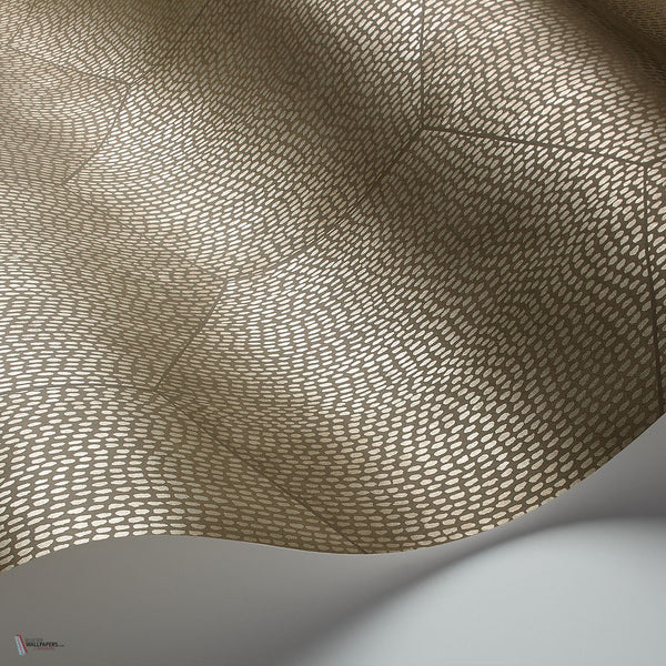 Mineral behang in Metallic Gilver on Dark Taupe van Cole & Son