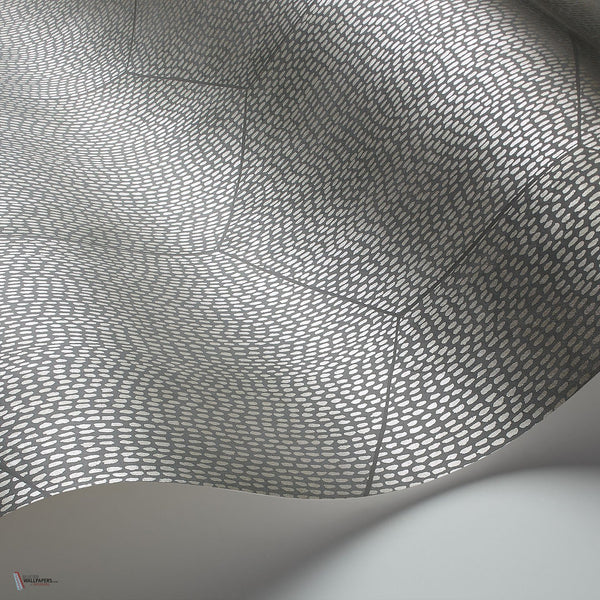 Mineral behang in Metallic Silver on Elephant Grey van Cole & Son