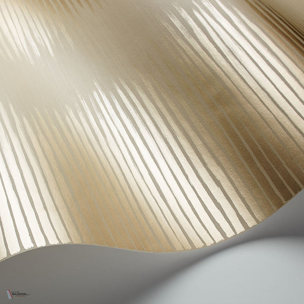 Plume behang in Metallic Gold on Sand van Cole & Son