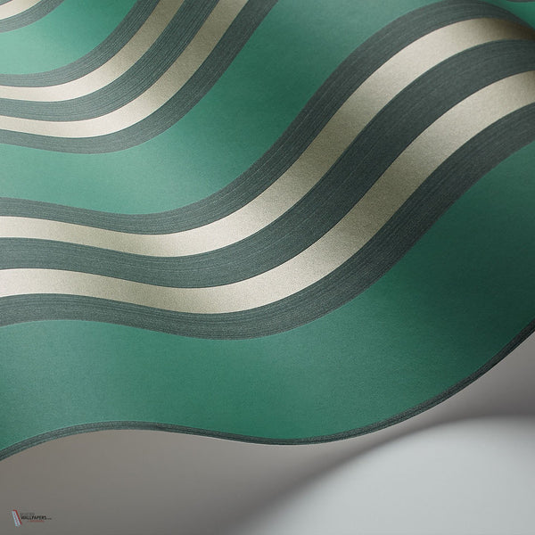 Polo Stripe behang in Viridian & Metallic Gilver van Cole & Son