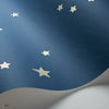 Stars behang in Metallic Gilver on Midnight van Cole & Son