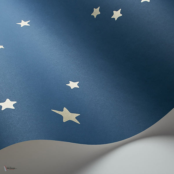 Stars behang in Metallic Gilver on Midnight van Cole & Son