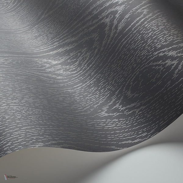 Wood Grain Curio behang in Metallic Silver on Charcoal van Cole & Son
