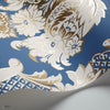 Wyndham behang in Chalk & Metallic Gold on Cerulean Sky van Cole & Son