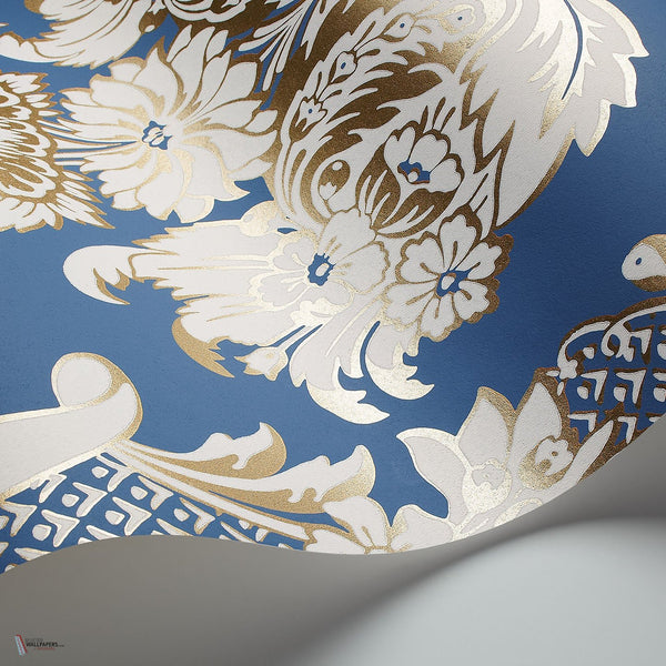 Wyndham behang in Chalk & Metallic Gold on Cerulean Sky van Cole & Son