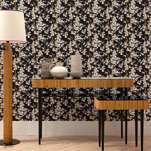 Cherry Blossom behang in Onyx van Coordonne — interieur