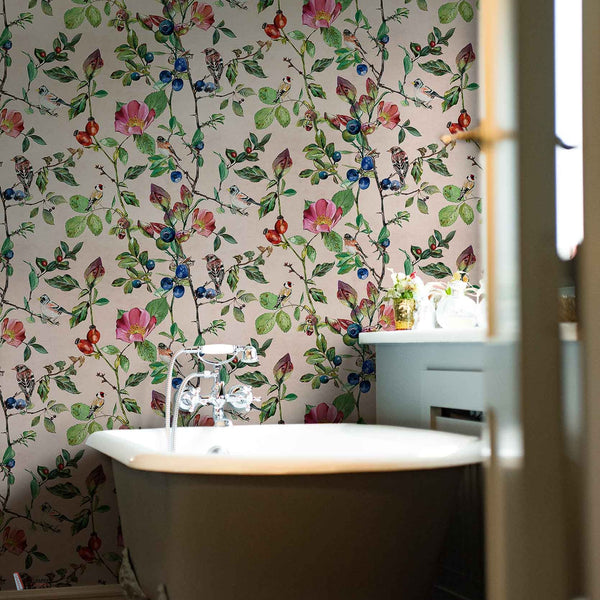 Goldfinch Song behang in Blush van Coordonne — interieur