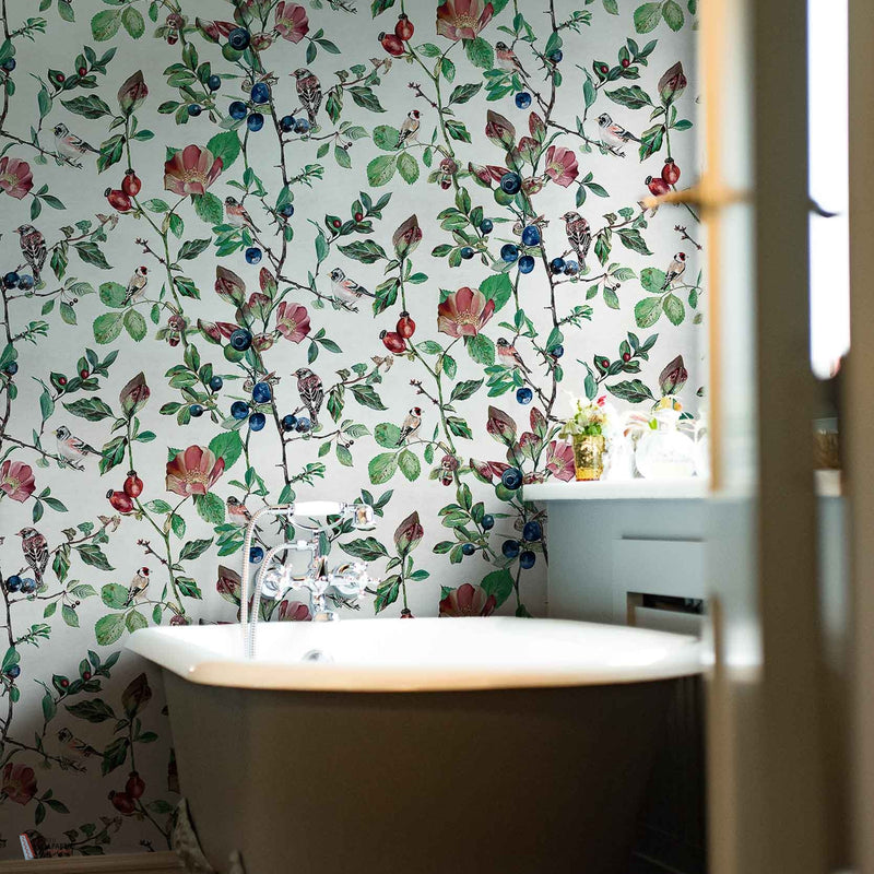 Goldfinch Song behang in Cotton van Coordonne — interieur