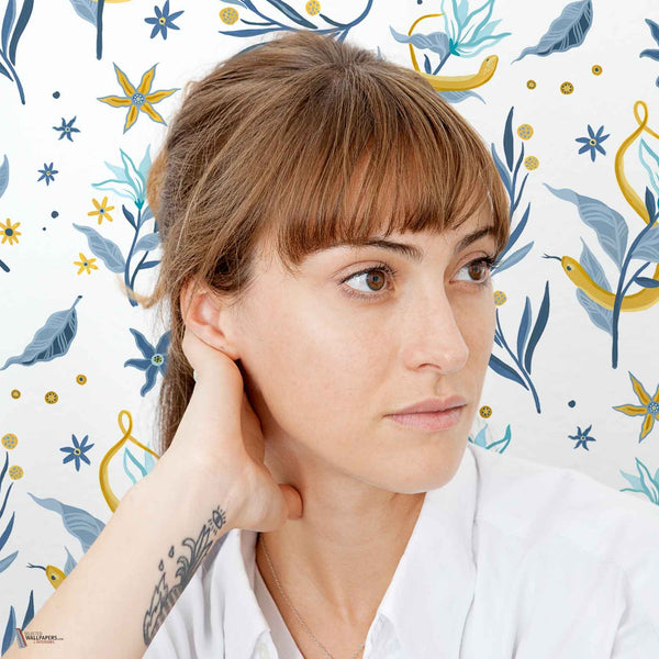 Mercedes Bellido - Serpientes Y Flores behang in Light van Coordonne — interieur
