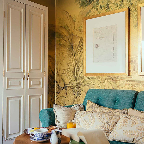 Taj Majal Metallics behang in Gold van Coordonne — interieur