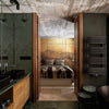 Waves Metallics behang in Gold van Coordonne — interieur